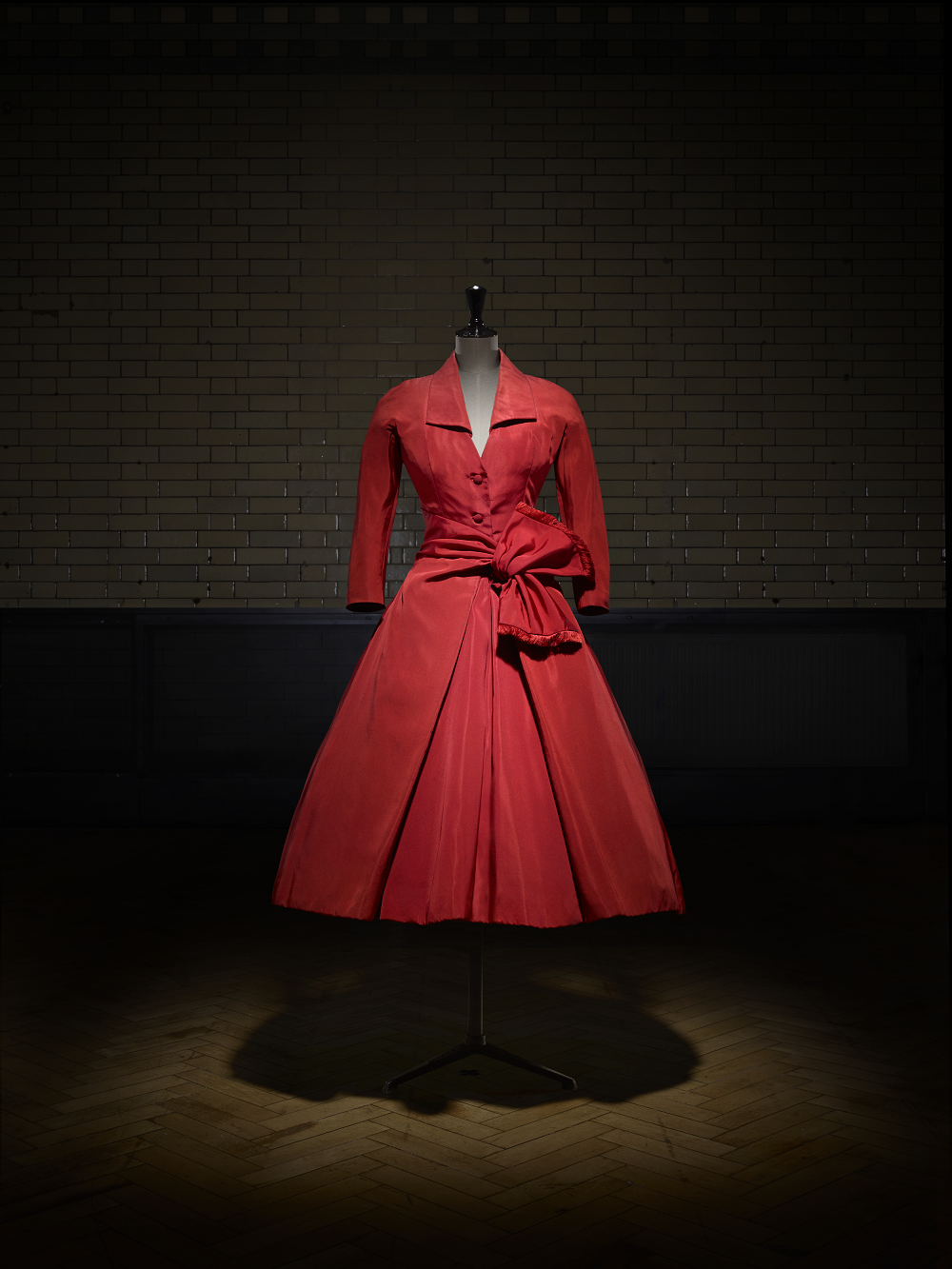Écarlate afternoon dress, Autumn-Winter 1955 Haute Couture collection, Y line. Victoria and Albert Museum, London Photo © Laziz Hamani