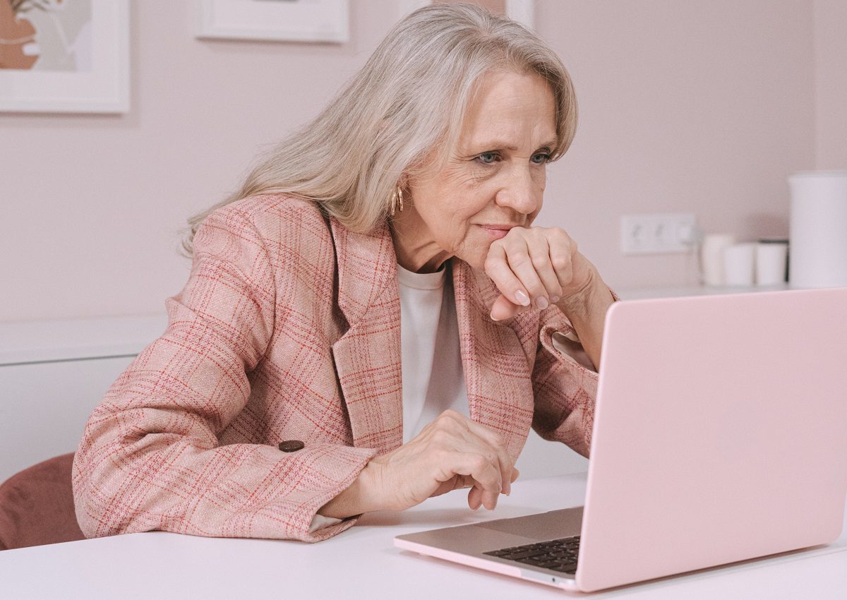 Mature woman on laptop - onling dating red flags for www.silvermagazine.co.uk