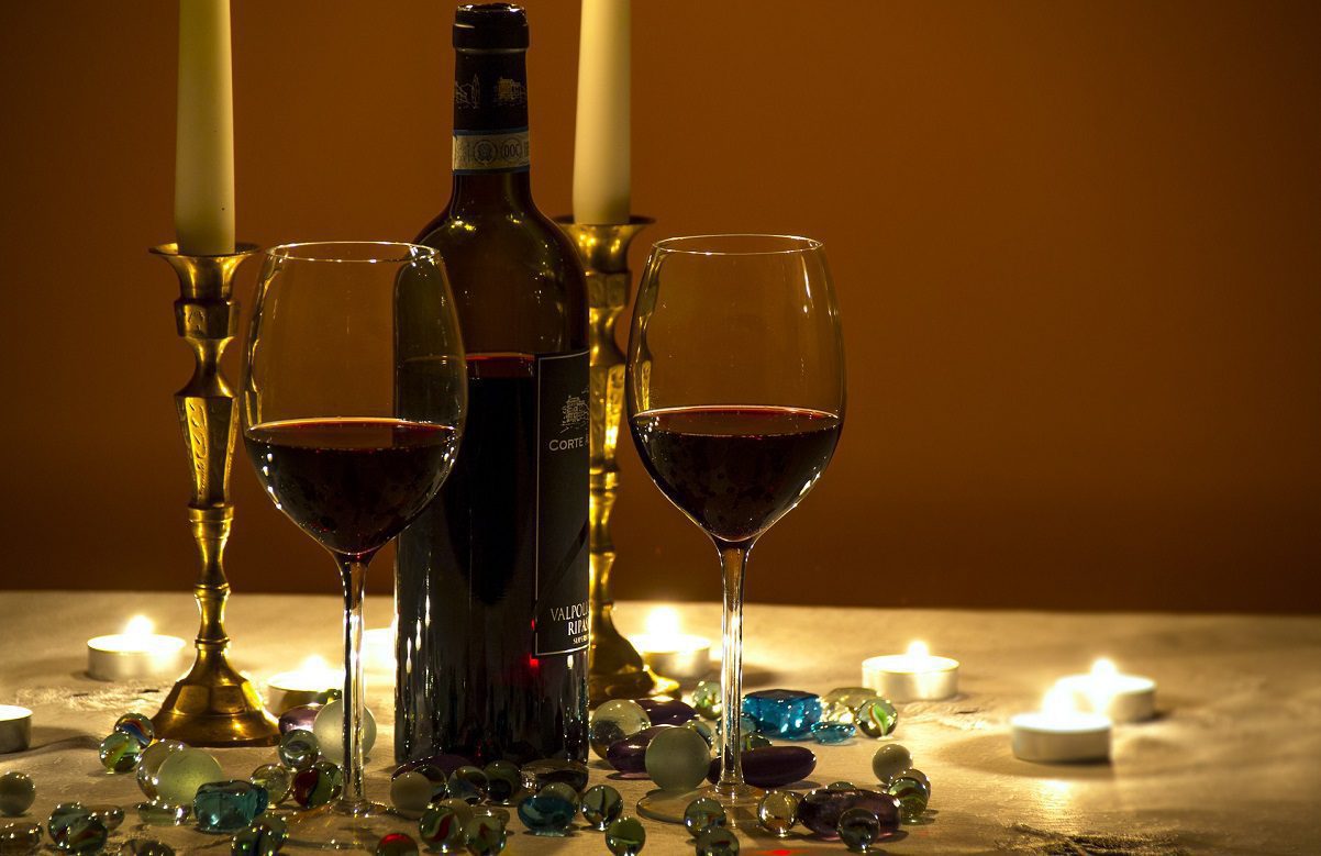 Two glasses of wine on date - online dating red flags for www.silvermagazine.co.uk