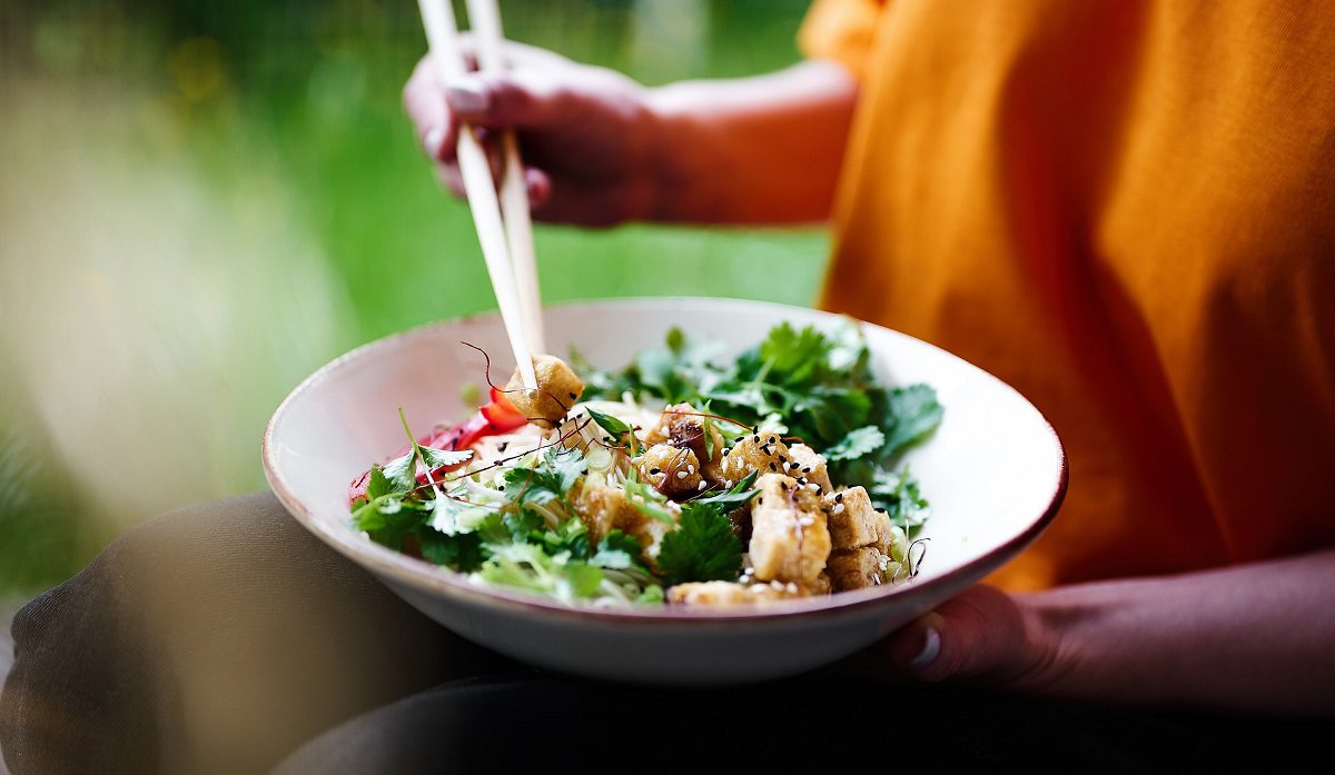 Image shows healthy bowl of food with tofu and salad